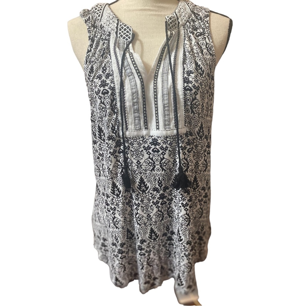 a Common thread is women’s sleepless Top (L) black and white